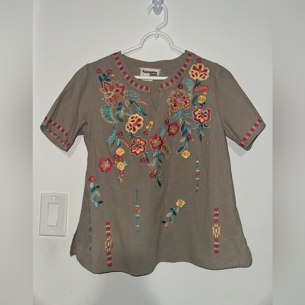 Floral Embroidered Modified V Neck | Savanna Jane Sz S